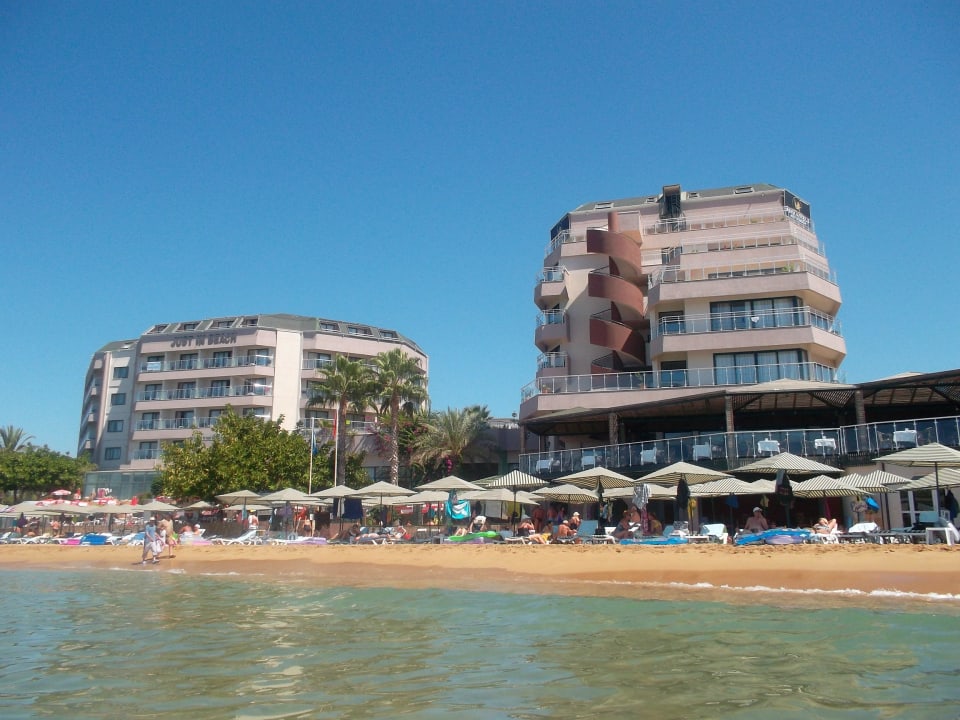 Blick vom Meer zum Hotel Aska Hotel Just in Beach