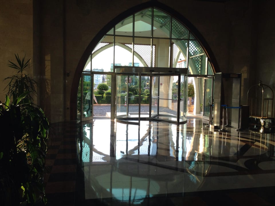 Ausgang Crowne Plaza Antalya