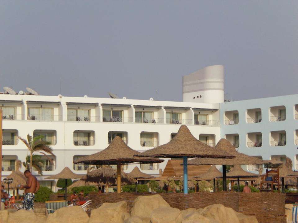 Blick von der Poolliege auf die Zimmer Titanic Resort & Aqua Park