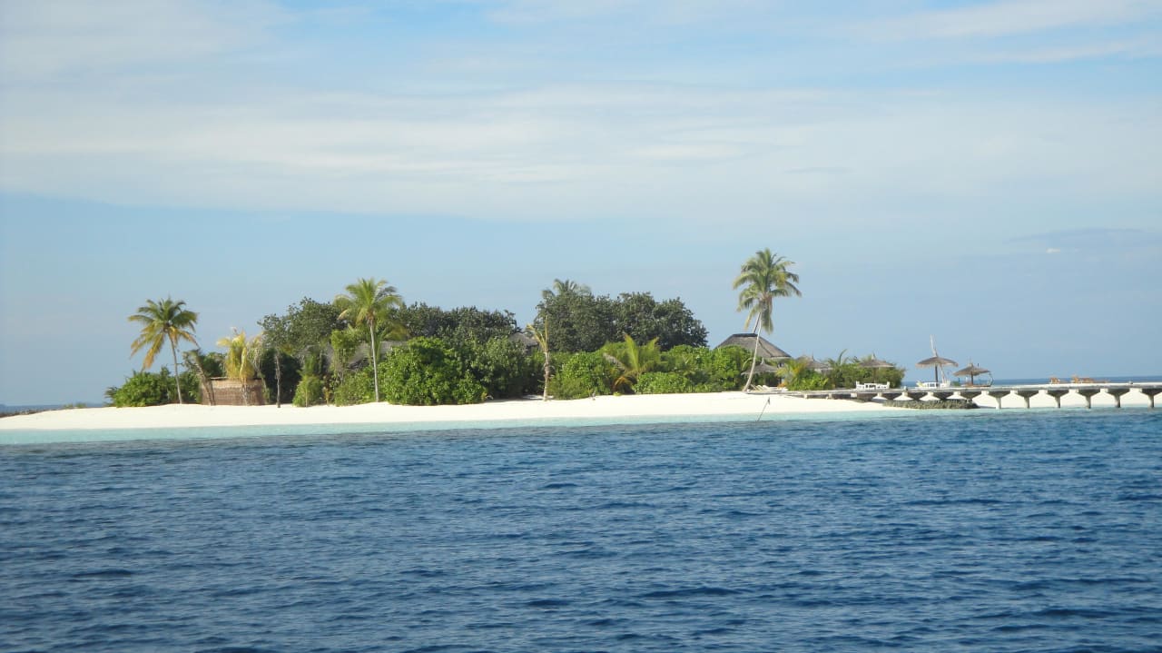 Nachbarinsel Outrigger Maldives Maafushivaru Resort