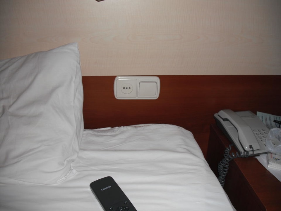 Direkt am Bett (dem Kopfteil) Lichtschalter & Strom! Saphir Hotel & Villas