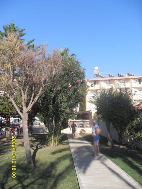 Weg vom Strand zum Hotel Nerton Hotel - Erwachsenenhotel ab 16 Jahren