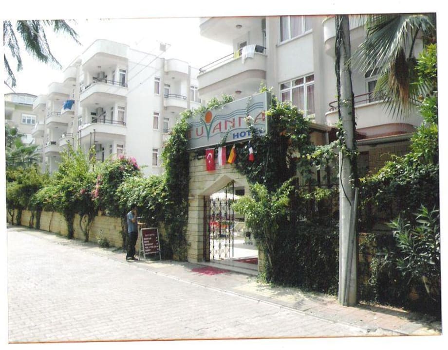 Wejście  do  hotelu Bella Bravo Suite Hotel