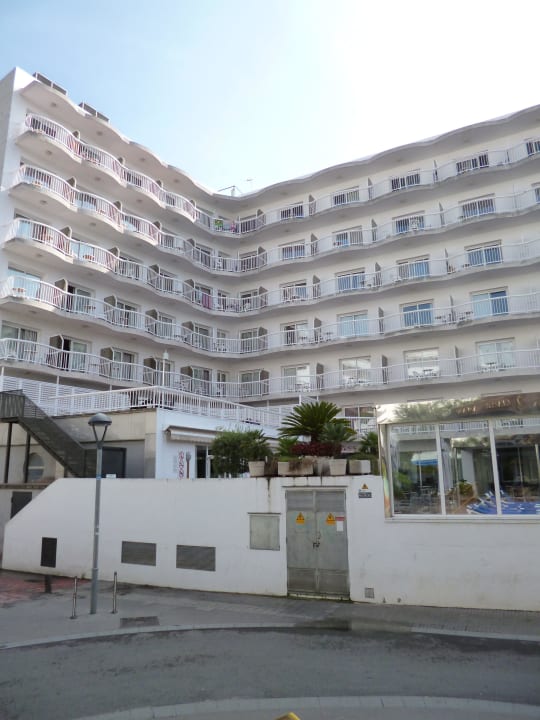 Hotel von der Seitenstraße aus Helios Lloret de Mar