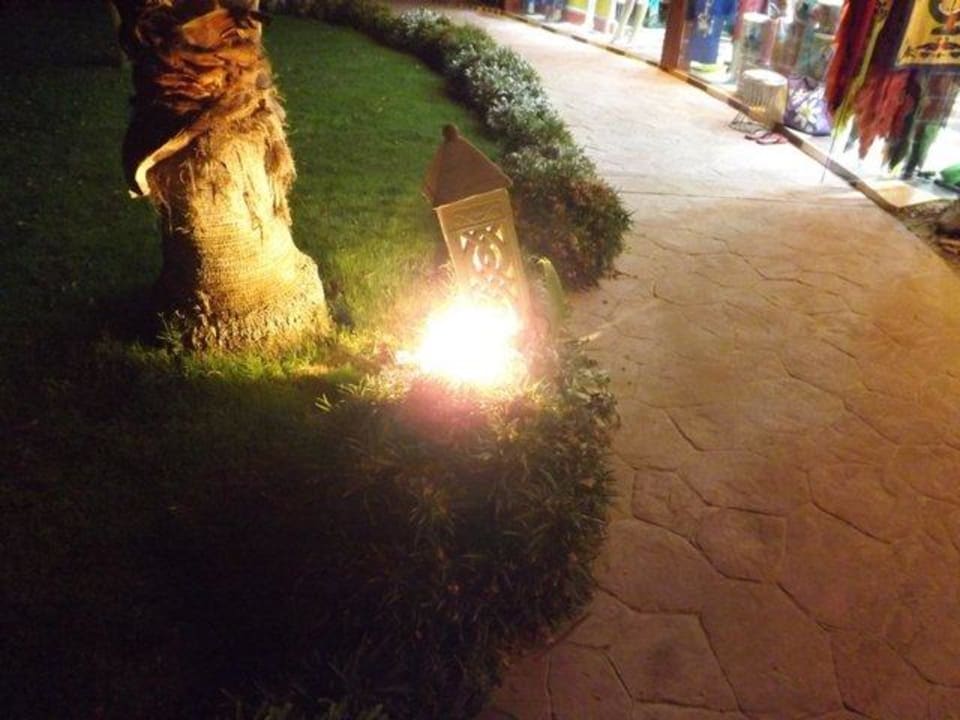 Defekte Gehweg Beleuchtung  Lotus Bay Beach Resort