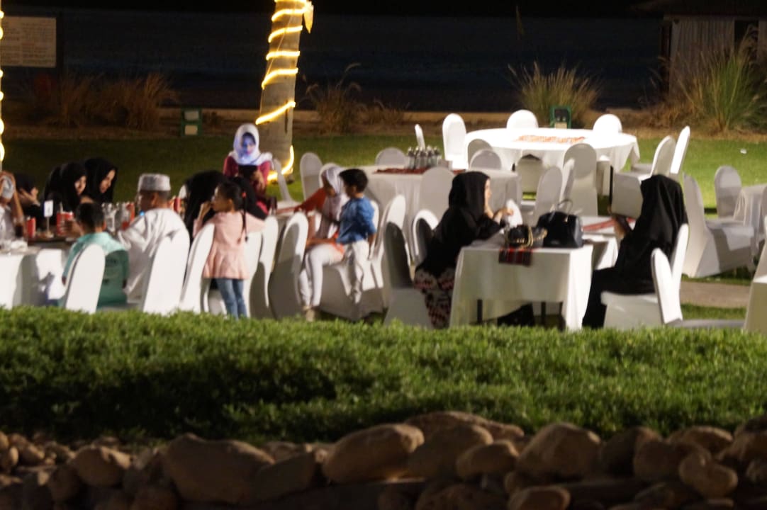 Abendbüffet für alle im Garten Hilton Salalah  Resort