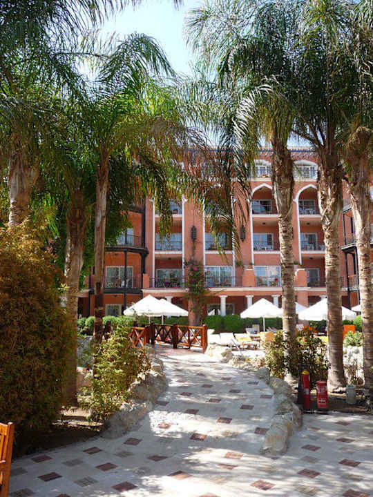 Poollandschaft mit Gartenbereich The Grand Resort