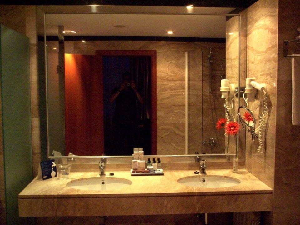 Zwei Waschbecken in der Suite H10 Itaca