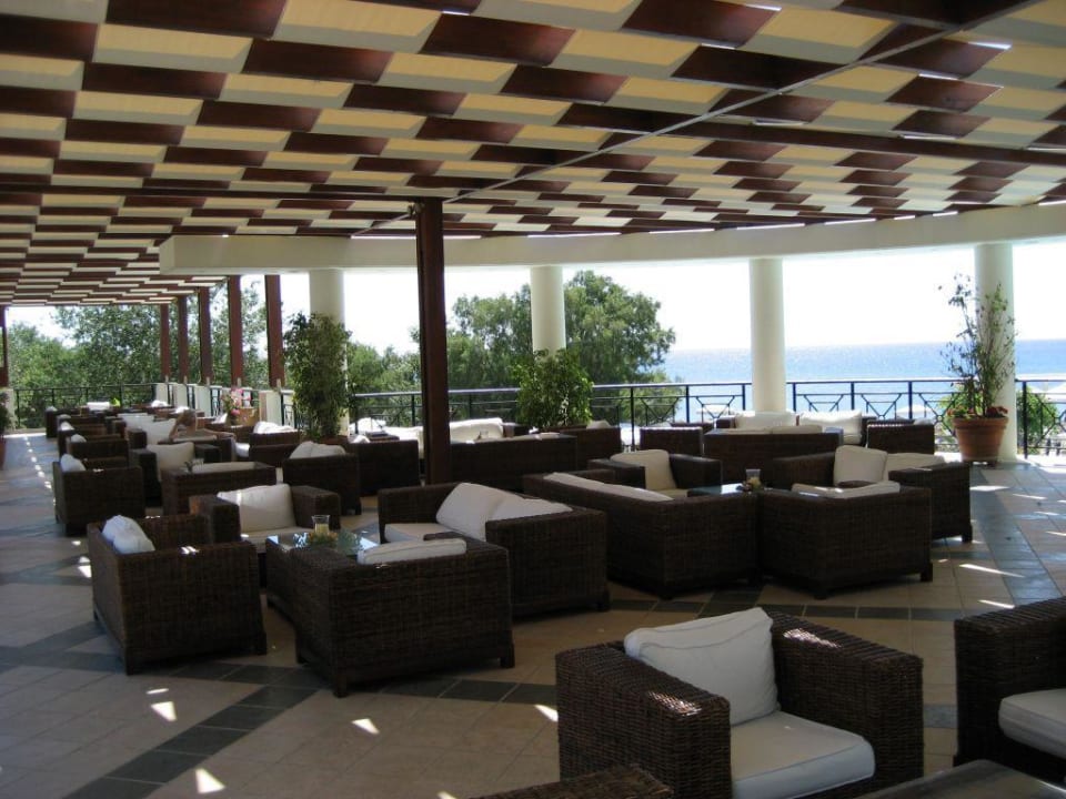 Gemütlicher Sitzbereich oberhalb des Pools Hotel Calypso Beach