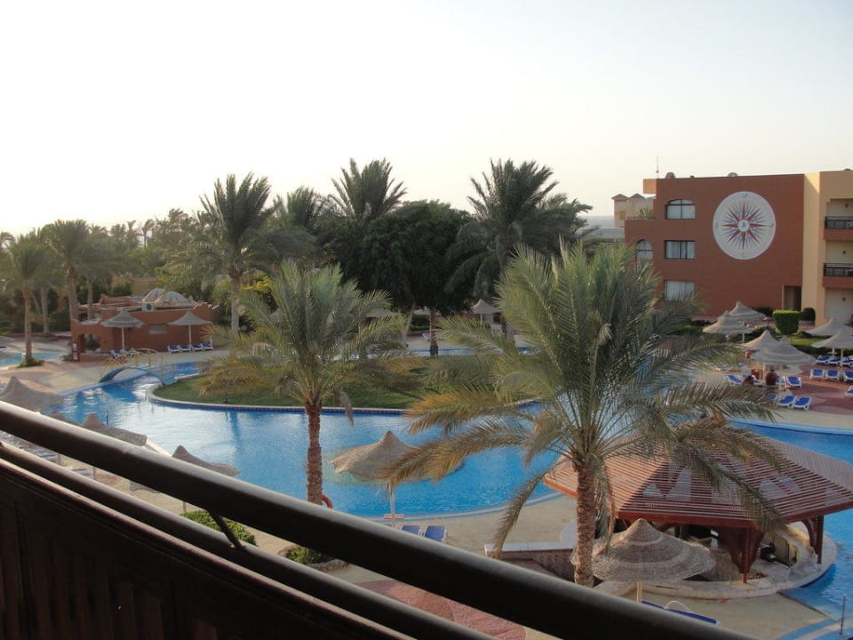 Widok na basen. Hotel Nubian Village