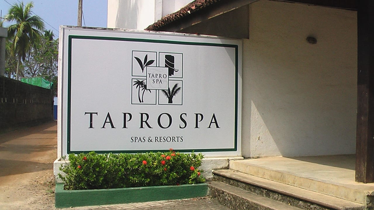 Vor der Hoteleinfahrt  Earl’s Reef Beruwala