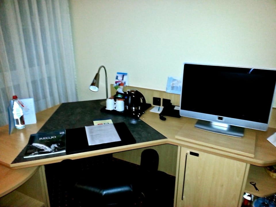 Blick zur TV/Schreibtischecke vom Bett aus Hotel NH Leipzig Messe