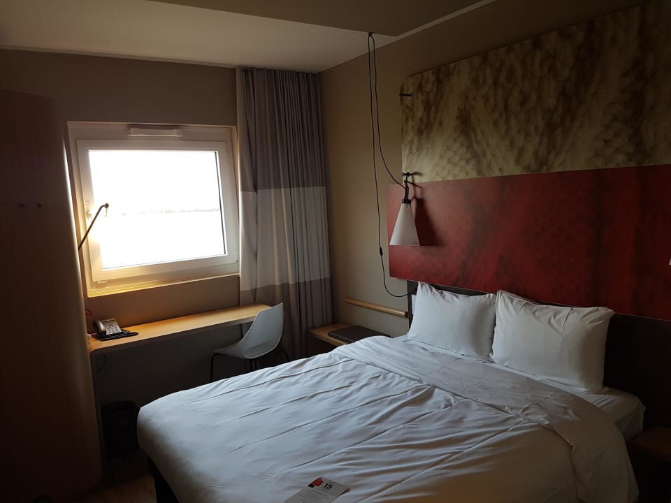 Blick aufs Bett Ibis München Airport Süd