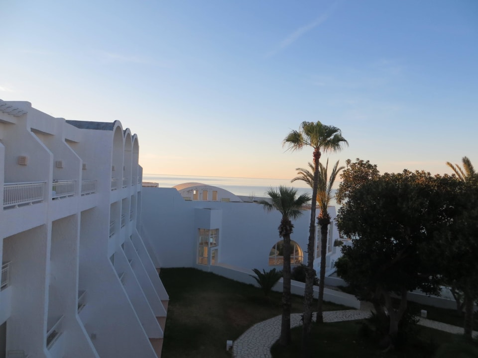 Blick vom Balkon  zum Hallenbad  Hotel Bel Azur Thalasso & Bungalows