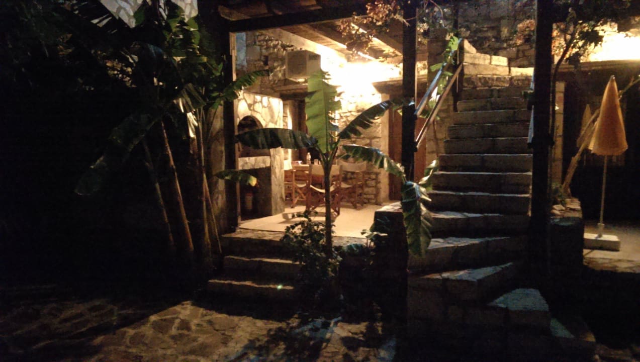 Links Zimmer 37 Abends Stone Village Petrino Horio