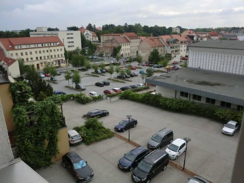 Blick vom Zimmer auf den Parkplatz im Hof Best Western Plus Hotel Bautzen