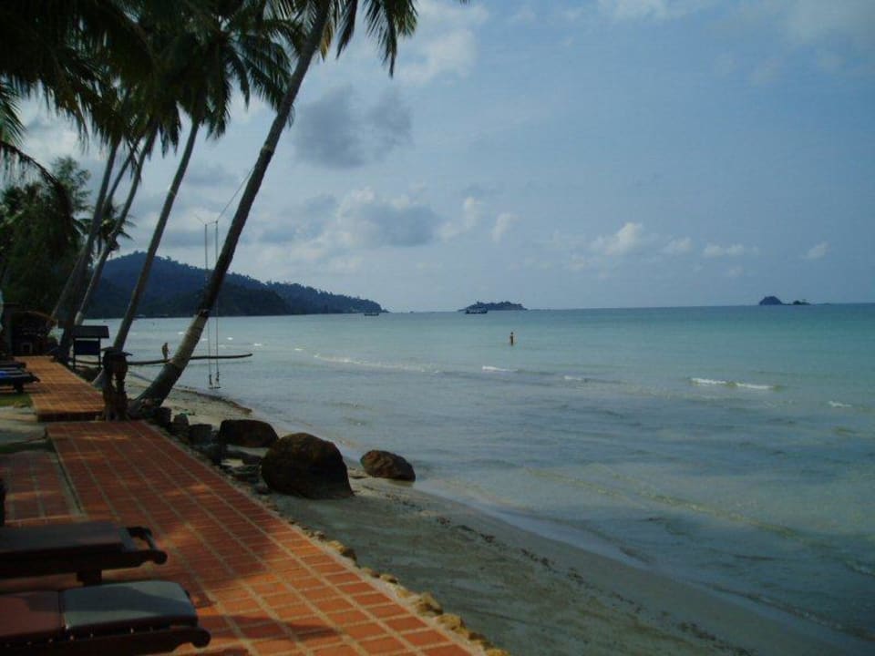 Hotelstrand bei Flut Santhiya Tree Koh Chang Resort