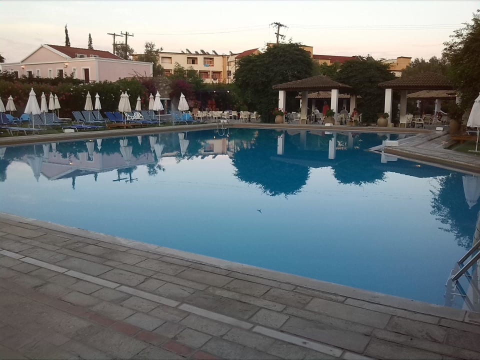 Zicht langs andere kant eerste zwembad Sentido Apollo Palace