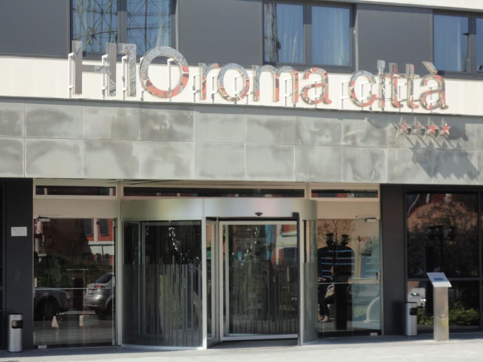 Eingang vom Hotel Hotel H10 Roma Città
