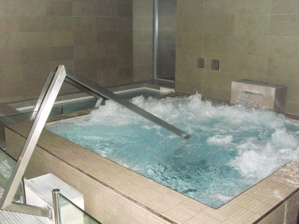 Whirlpool innen Saunabereich Bluesun Hotel Soline