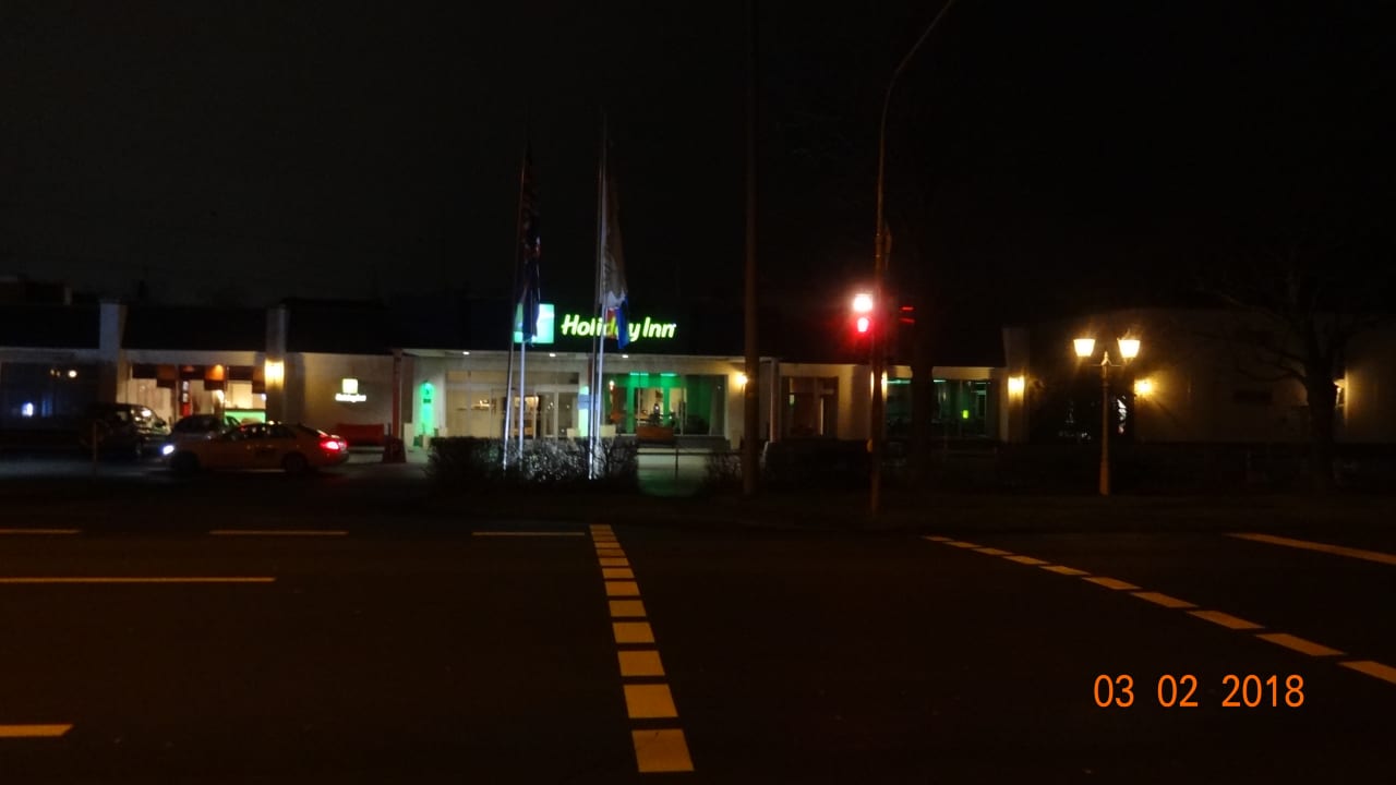 Weg von der Bushaltestelle vom Flughafen zum Hotel Leonardo Hotel Düsseldorf Airport - Ratingen