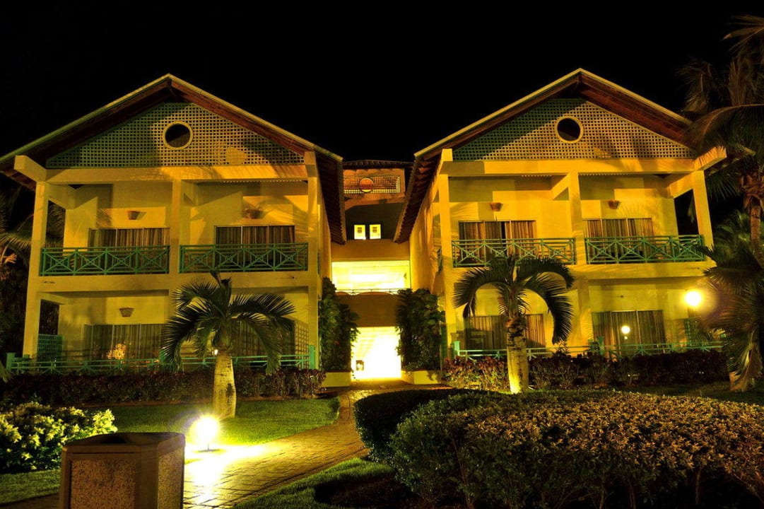 Gebäude bei Nacht Dreams La Romana Resort & Spa