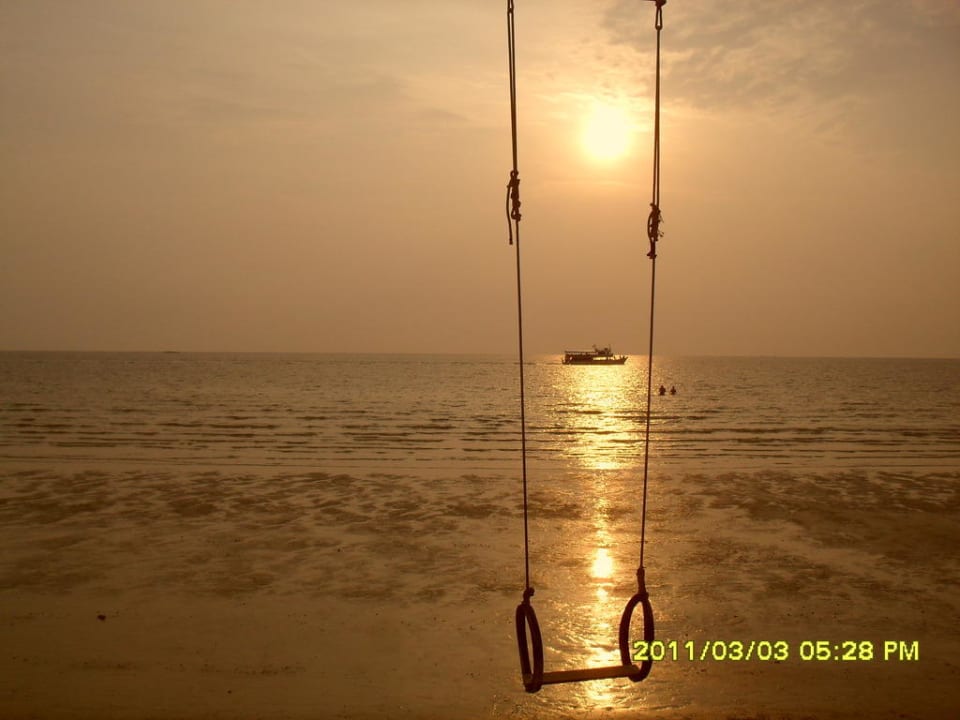 Sonnenuntergang am Strand des Panviman Santhiya Tree Koh Chang Resort