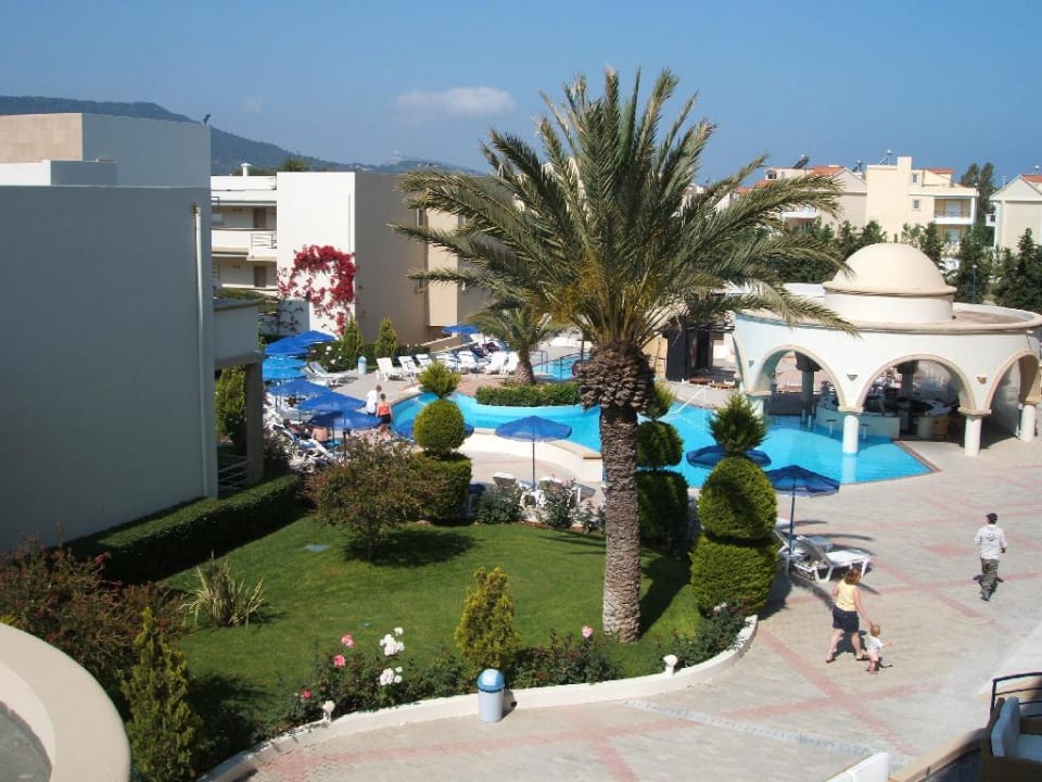Blick auf den Swimmingpool im Innenhof The Ixian Grand & All Suites