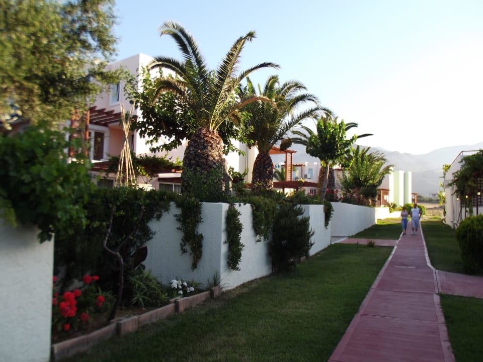 Gang zum Bungalow HARPIN Georgioupolis Resort Aquapark & SPA