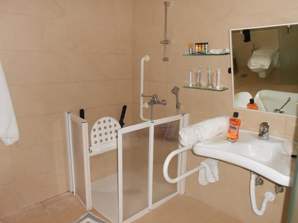 Behindertengerechtes Bad im Zimmer 103 SENTIDO Port Royal Villas & Spa