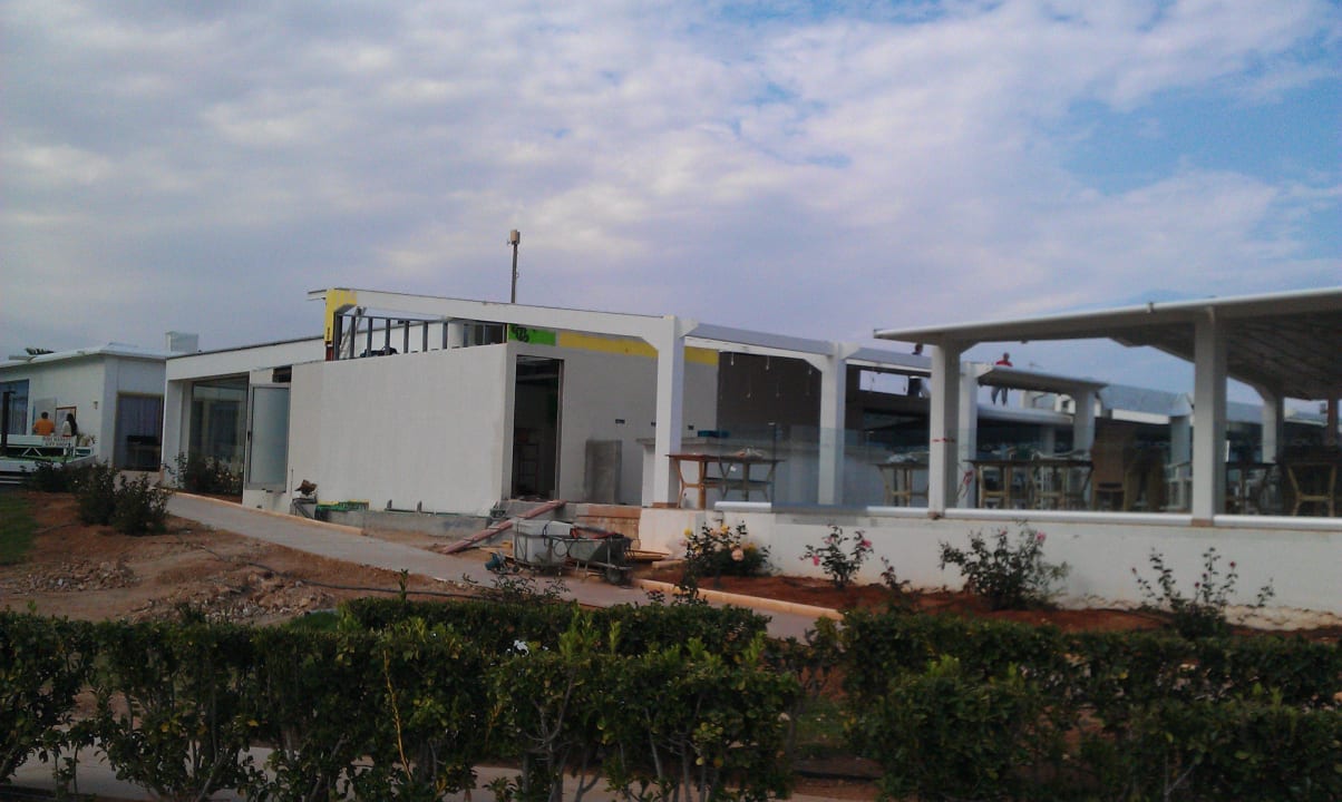 Baustelle Poolbar bei Anreise Asterias Beach