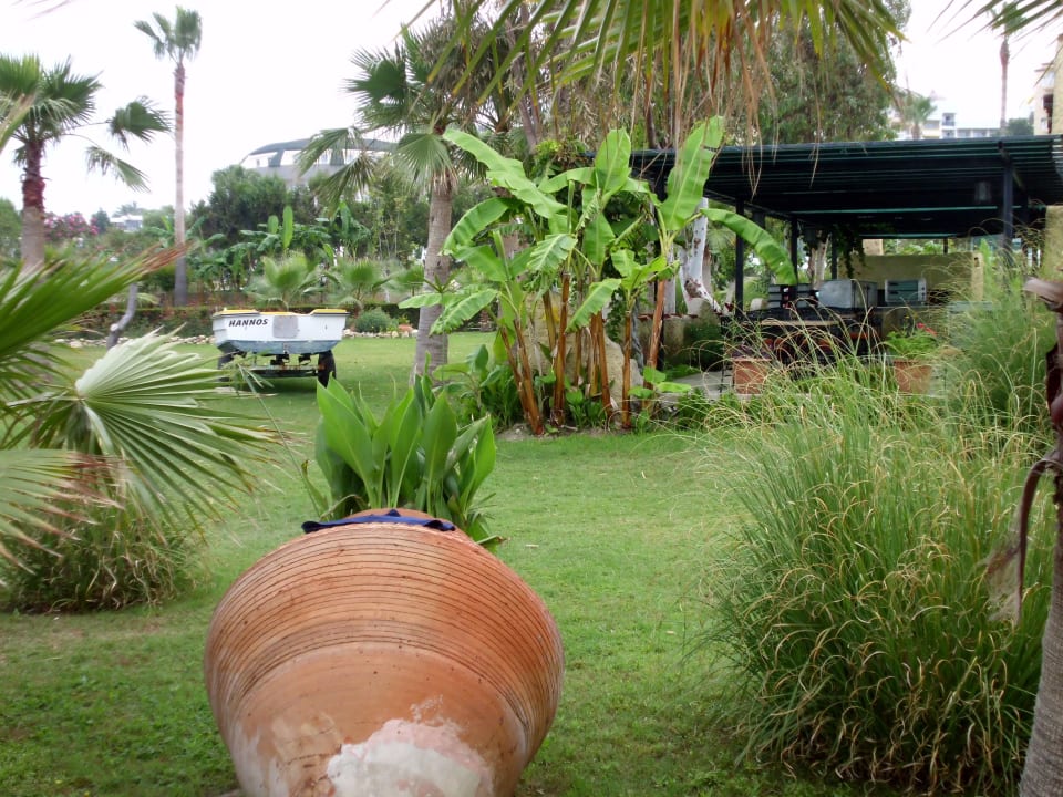 Schöner gepflegter Garten Iz Flower Side Beach Hotel