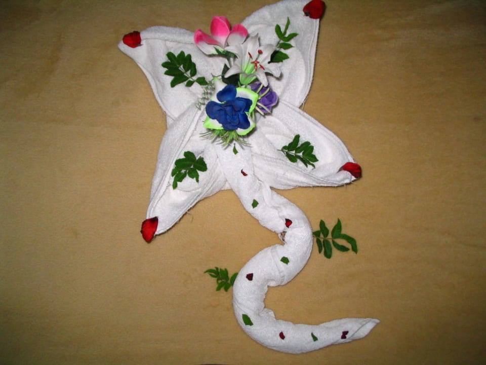 Eine der Handtuch-Skulpturen Arabella Azur Resort