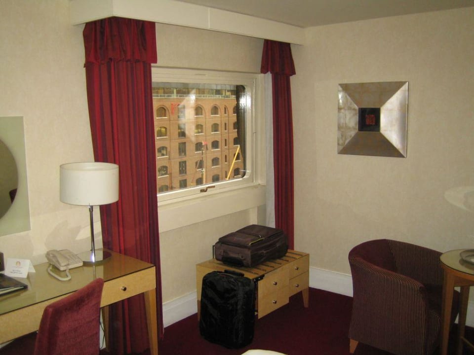 Zimmer mit "mäßigem" Ausblick The Tower - A Guoman Hotel