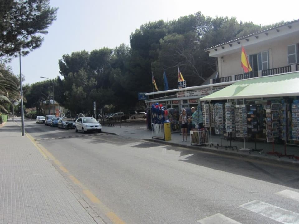 Strasse vor dem Hotel mit Sparladen VIVA Cala Mesquida Resort & Spa