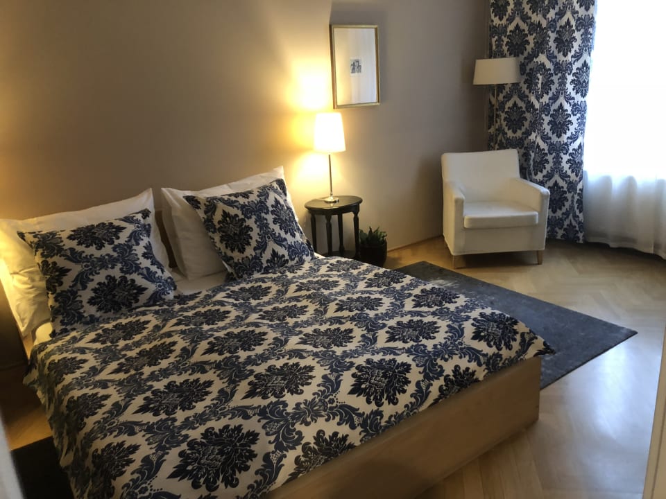 Zimmer Hunger Wall Residence