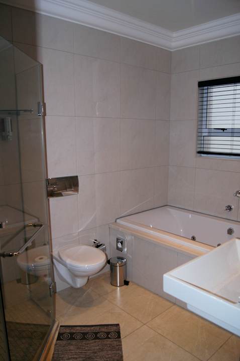 Bad mit Wirlpoolwanne uShaka Manor Guest House