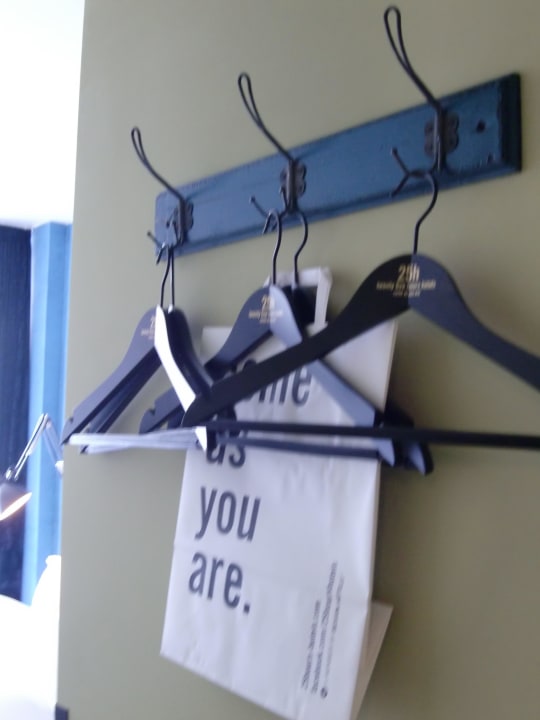 Haken statt Kleiderschrank Zil 230 25hours Hotel Wien beim MuseumsQuartier