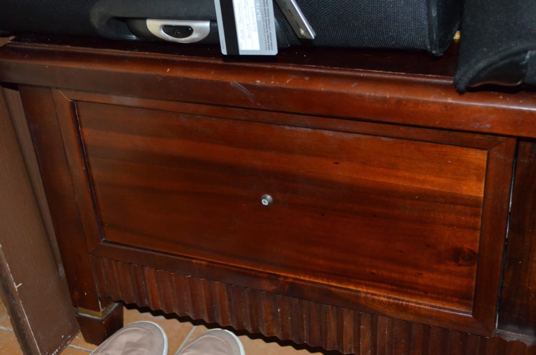 Abgebrochene Schubladenknöpfe Iberostar Origin Laguna Azul