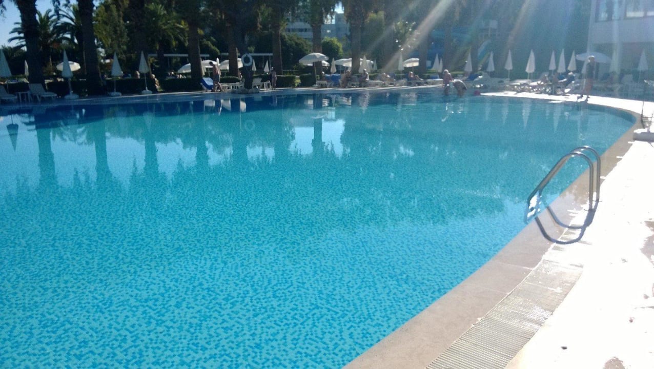 Auch hier ist der Pool leer Asteria Collection Side