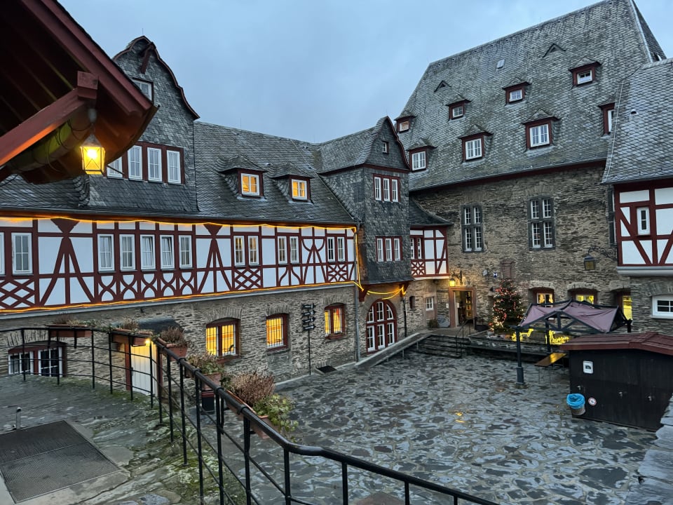 Außenansicht Jugendherberge Burg Stahleck