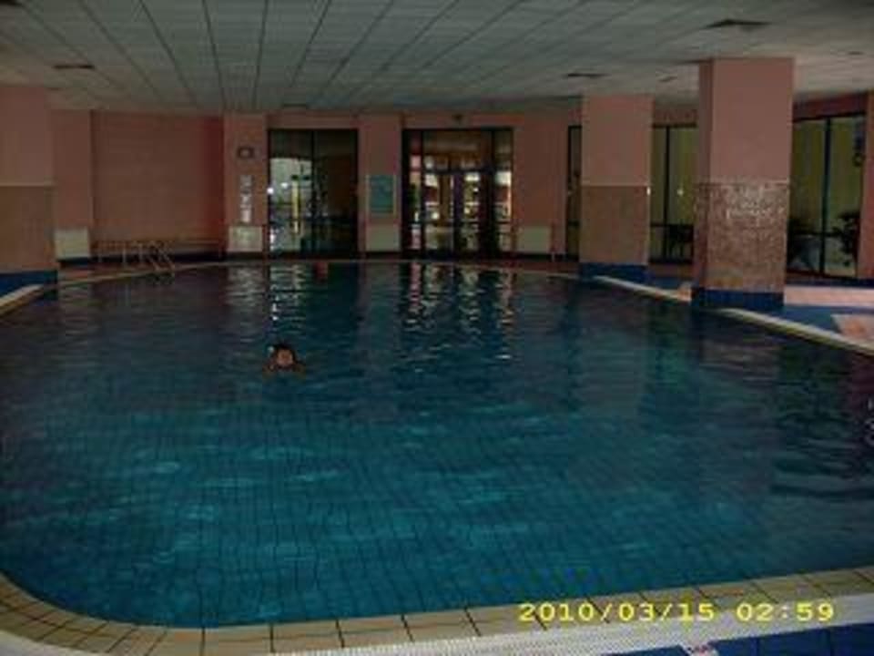 Die Schwimmhalle im Hotel GRIFID Club Hotel Arabella