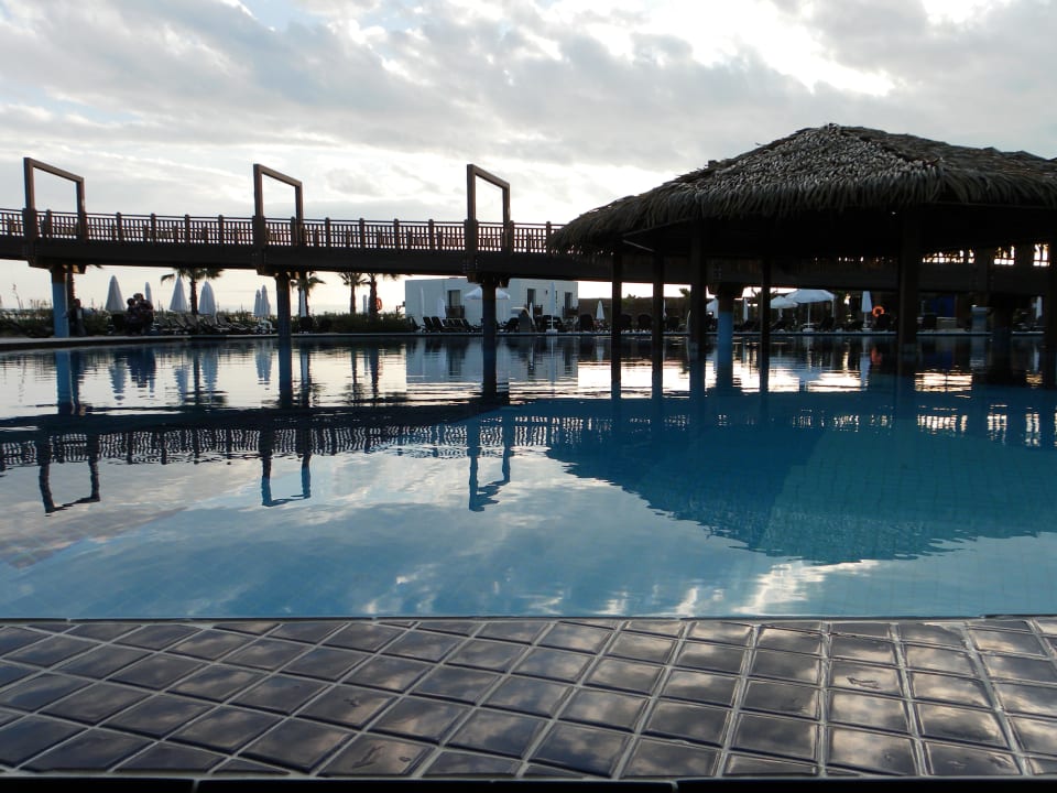 Pool bei Dämmerung Sherwood Dreams Resort