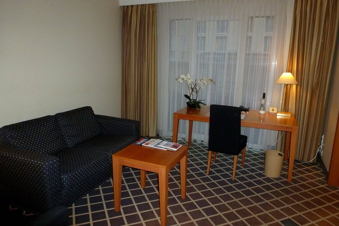 Wohnzimmer mit Couch und Schreibtisch relexa hotel Berlin