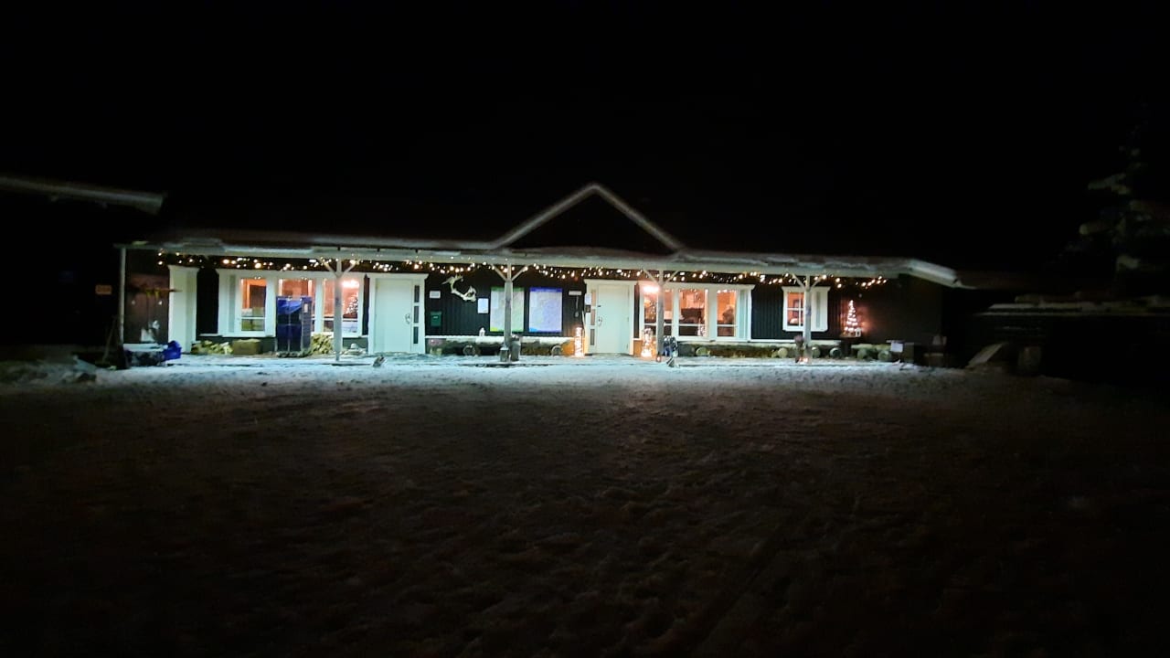 Außenansicht Hotel Wilderness Lodge Muotka