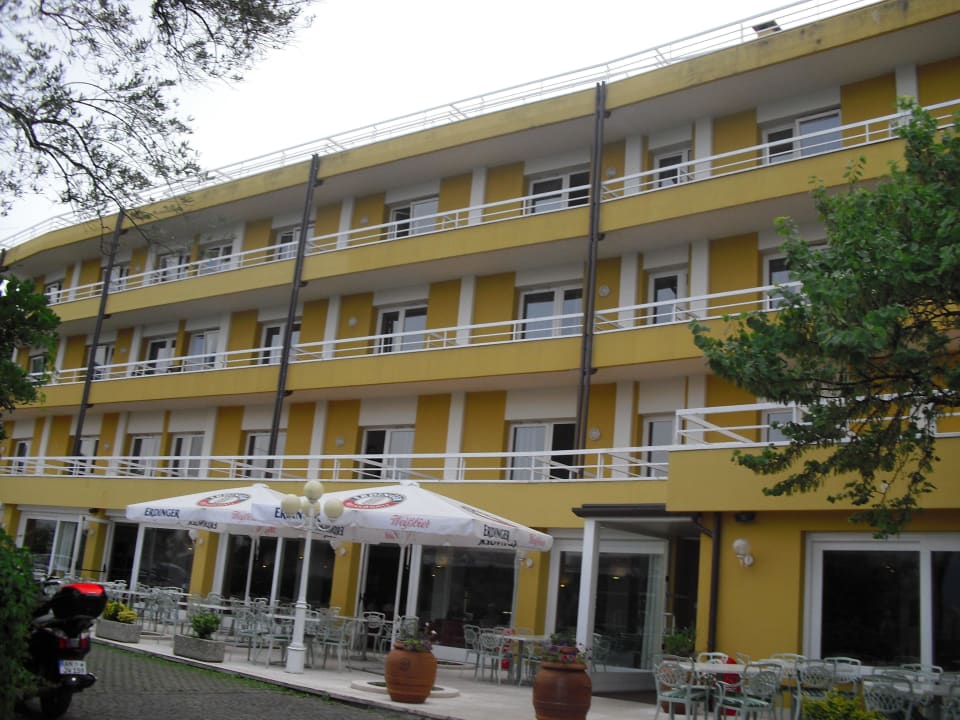 Gartenterrasse vor dem Restaurant Hotel Internazionale