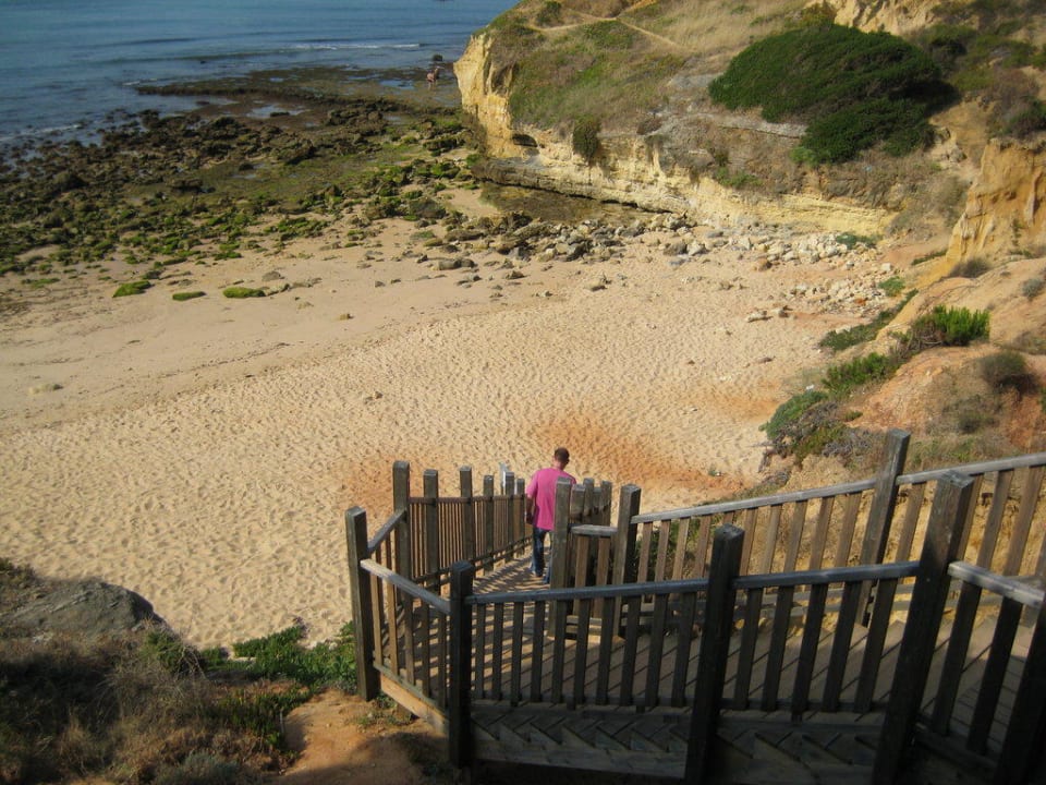 Weg über die Holztreppe zum Hotelstrand PortoBay Blue Ocean