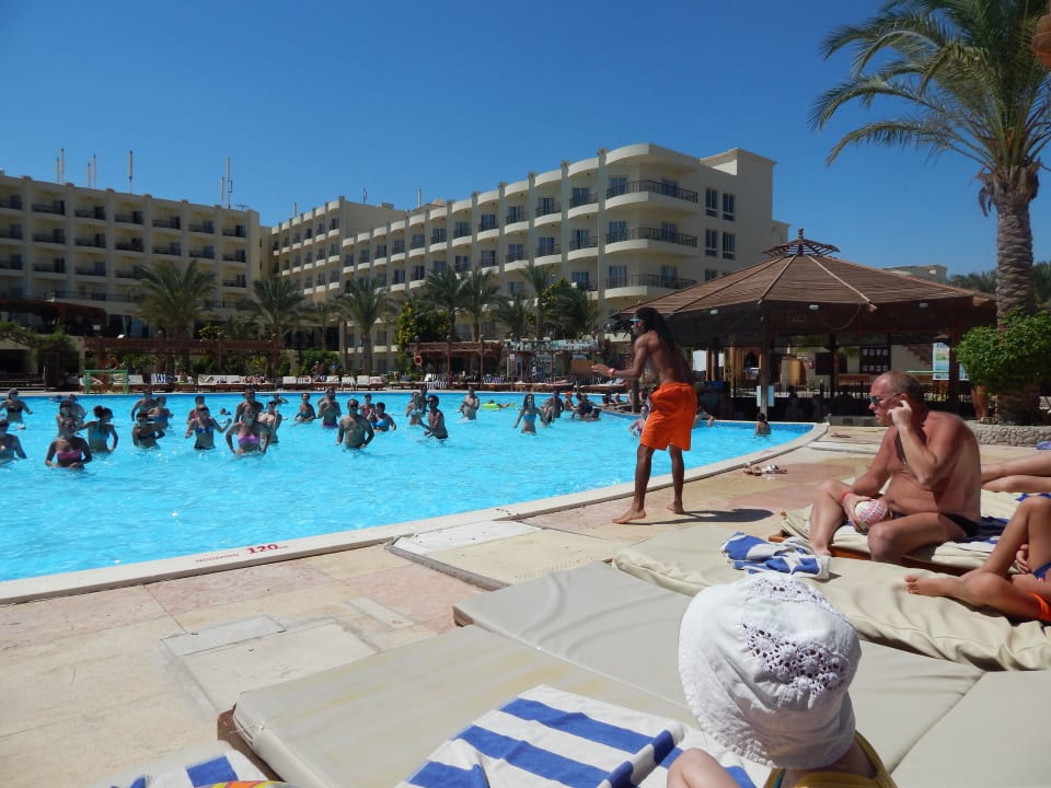 Зарядка в бассейне Le Jardin Aqua Park Resort