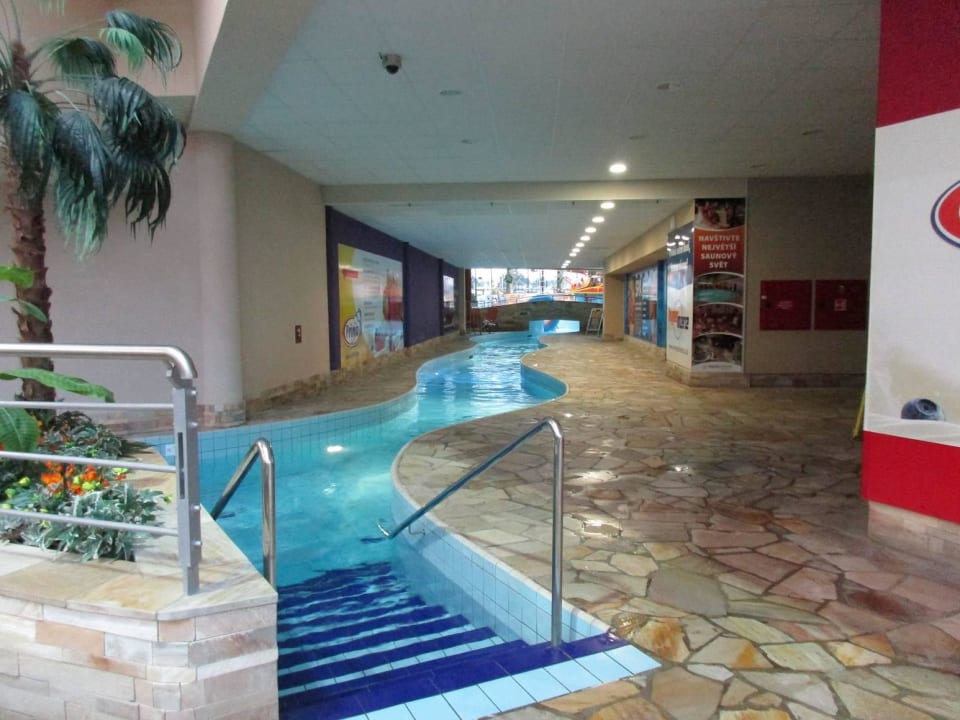 Kanal verbindet zwei Poolbereiche Aquapalace Hotel Prague