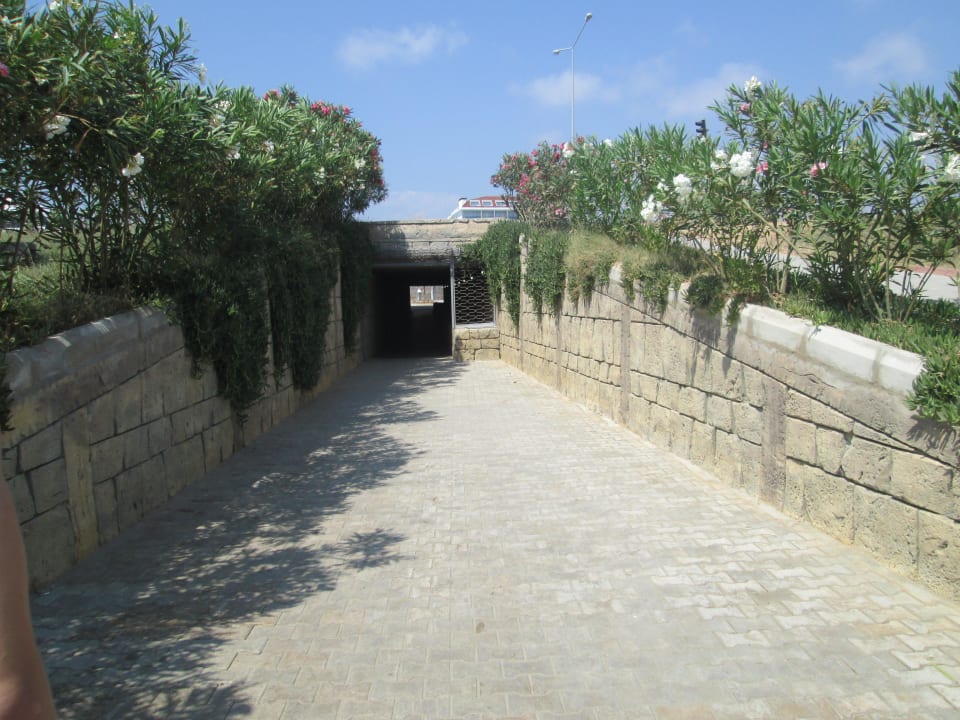 Unterführung Strand/Hotel Kahya Resort Aqua & Spa